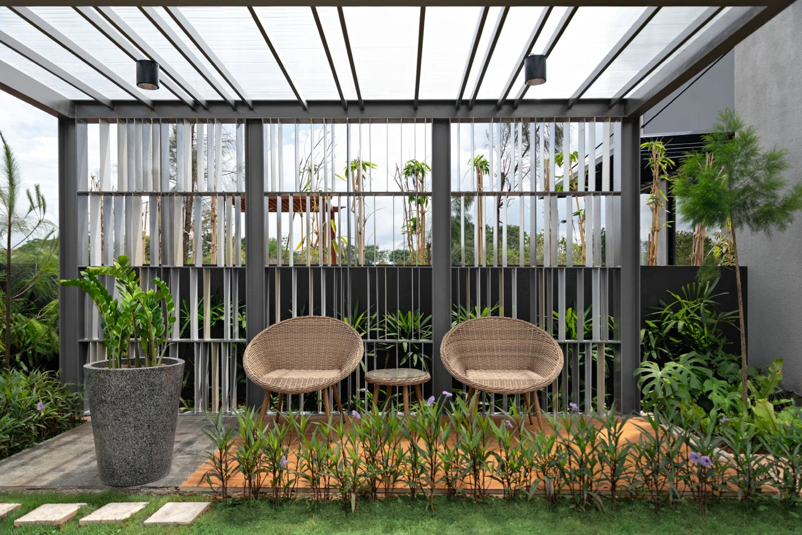 Teras depan adalah wajah rumah